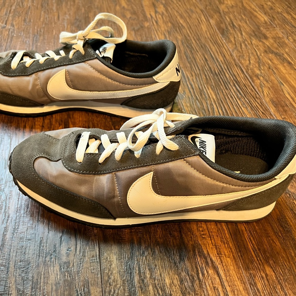 Nike Men's Grey and White Sneakers